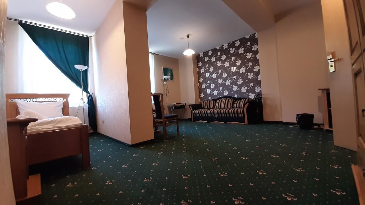 Отель Hotel Janków Жары-9