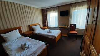 Отель Hotel Janków Жары Стандартный двухместный номер с 2 отдельными кроватями-4
